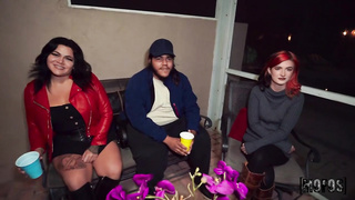 Me follo a una sexy invitada pelirroja de mi fiesta en publico