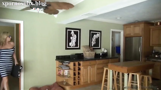 Jodie West - Se prueba bikinis frente a su hijastro y se excita y terminan follando sub