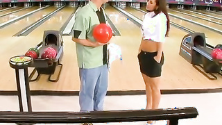 Lisa tem uma aula de boliche