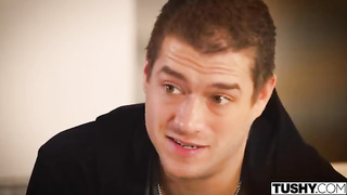 Luna seduz o amigo do marido com um belo boquete