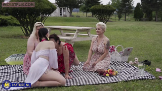 jovencita de picnic con su madre y sus amigas