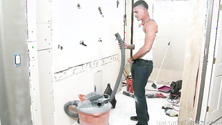 Diamond ajuda o pedreiro na obra