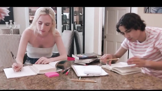 La mamá de mi amiga me ayuda con la tarea sub español