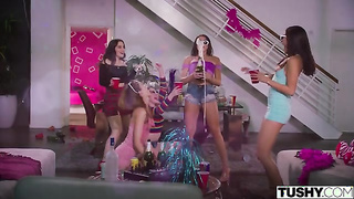 Avy e sua amiga Emily se pegando