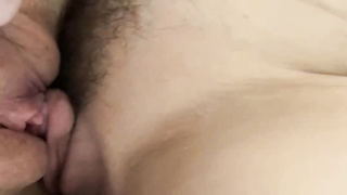 Sumergiendo el clítoris de mi hija