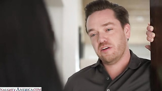 Jennifer chega na casa do namorado