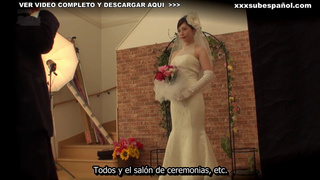 Esposa con Vestido de Novia Fotografiada y Follada al Lado de su marido - Jav Sub Español