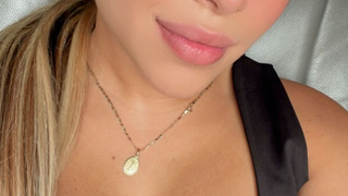 Rebeca Linares  y Kristina chupando