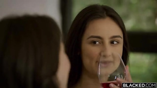 Eliza agradando seu dono