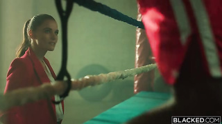 Tori entrevista dois lutadores de boxe.