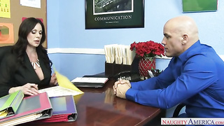 Kendra é arrombada no trabalho