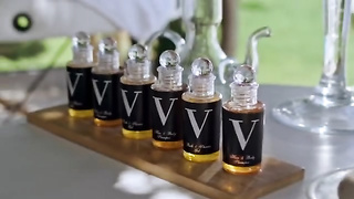 Stefany agrada um hóspede do hotel