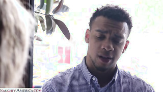 Jessie pega o filho do vizinho com gosto