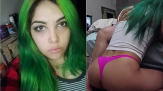 Cogiendo con su Sensual Tanga Rosa viendo Netflix