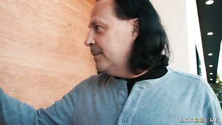 Savannah ganha massagem nos seios