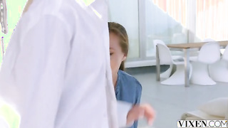 Stacy e sua amiga transam na piscina do prédio