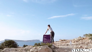 Novinha senta com gosto na pica