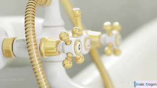 una rubia y una morena