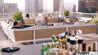 Elsa e sua amiga fodem com o segurança