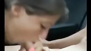 Mamando en el coche