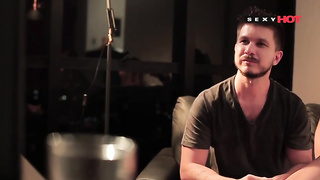 Lilith mama o namorado durante o futebol