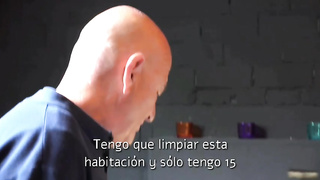 Se confunde con el abuelo de su novio. Sub