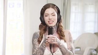 Chantal participa de um podcast quente