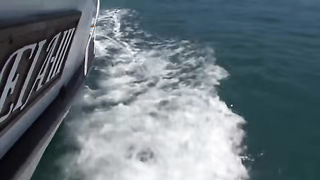 Duas irmãs dão gostoso pro seus namorados em alto mar