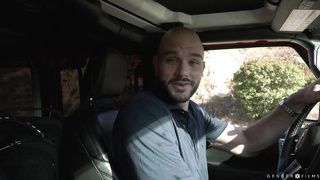 Joven transexual haciendo autos