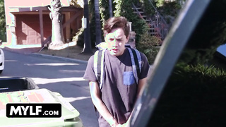 La madrastra lasciva Becky Bandini se sorprende cuando ve la polla de su hijastro