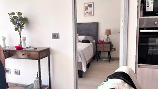 Ladrón roba la casa de un millonario y se la termina follando a la esposa