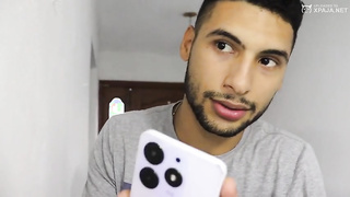 Hermanastra se ejercita casi desnuda e invita a su hermanastro a sudar con ella