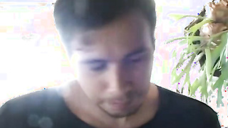 Jovencita latina predicador llama a su puerta. Audio español