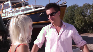 Española Melody Star y amiga, van a recoger embarcación, se follan al técnico por no terminala