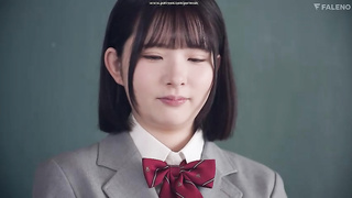 ¡Una estudiante transferida a una escuela llena de hombres es una seductora natural con bragas despr