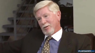 Joven latina entrevista maduro y se lo folla. Español/Latina