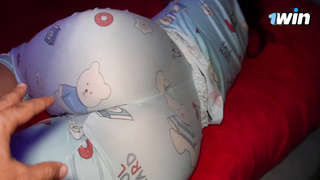 Hermanastra deja la puerta abierta para que vea su sexy pijama y no me resistí a follar su coño