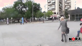 Española Nora Barcelona. Intercambio de favores con lo dos amigos. Español