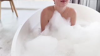 Nikoletta Queen in the tub.