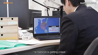 [IPX-675] She Was Caught In A Record-Breaking Rainstorm With Her Cherry Boy Employee And Suddenly, T