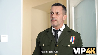 El soldado más afortunado de todos los tiempos. Sexo caliente con Matty