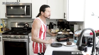 Mae Milano - Abuelo le da una ereccion por medicamentos y la nieta lo ayuda sub esp