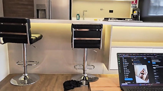 Criada colombiana con  Abella Olsen