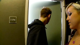 Memphis Monroe vs Erik Everhard (This Butt's 4 U 5 - Crack Addictz)