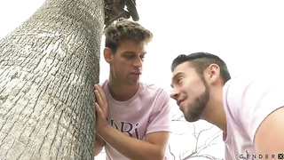 Kate Zoha universitaria TRANS le quitan las braguitas