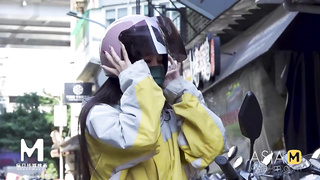 Deliver Driver Has Completed Her Job With Group Of Men Md-0238