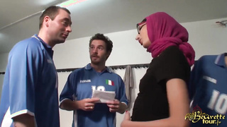 Futbolistas Italianos le hacen doble penetración a jovencita Árabe